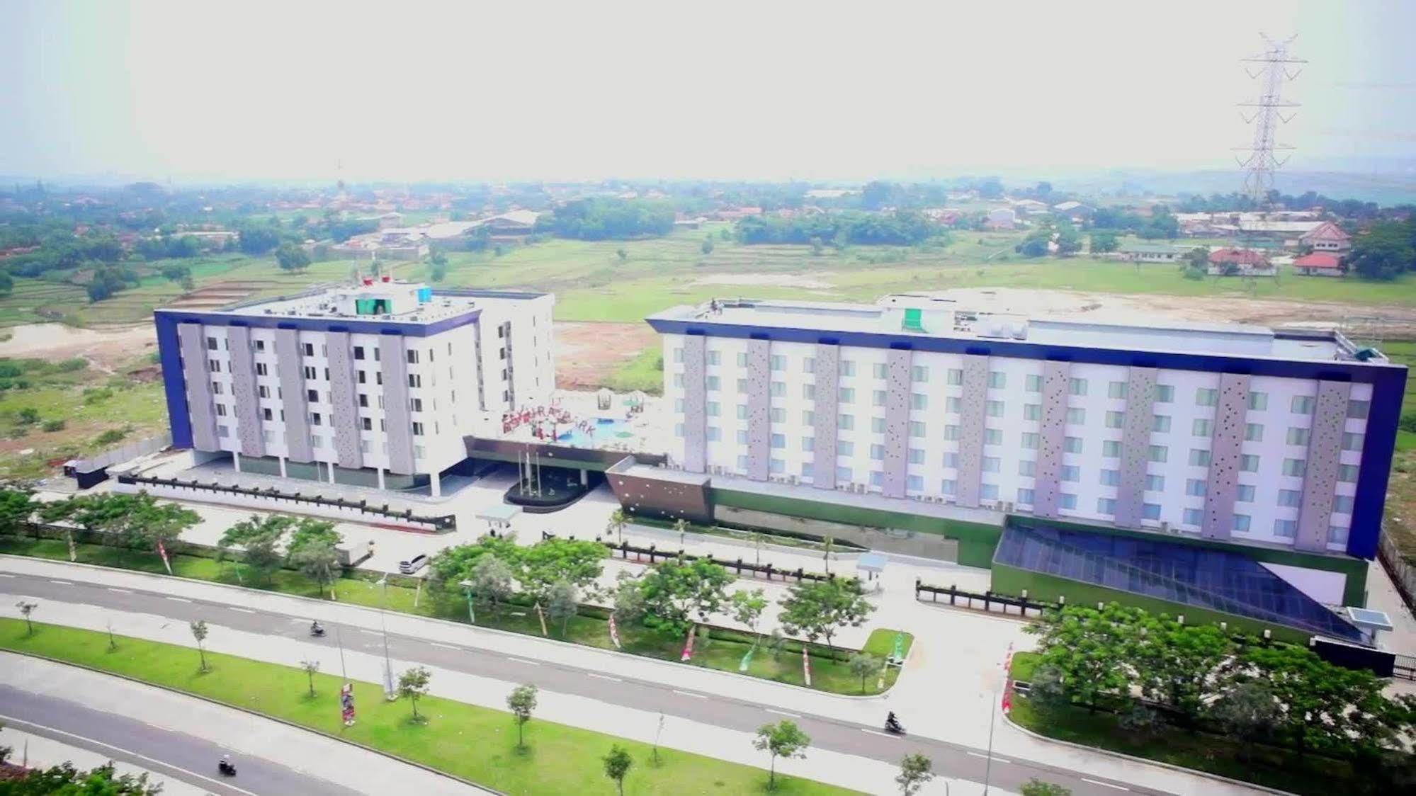 Sakura Park Hotel & Residence Cikarang Esterno foto